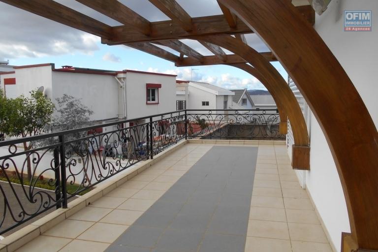 A louer une villa meublée F5 dans une résidence sécurisée à Ambolokandrina Antananarivo