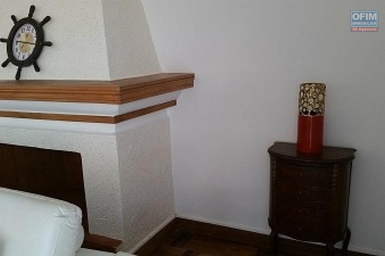 A louer une villa meubl&eacute;e &agrave; &eacute;tage de haut standing type F7 fra&icirc;chement construite au norme sise &agrave;  Ankadindravola &agrave; 5 mn de l'a&eacute;roport Ivato (NON DISPONIBLE)