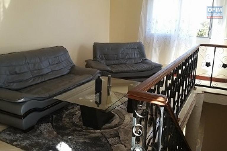 A louer une villa meublée à étage de haut standing type F7 fraîchement construite au norme sise à  Ankadindravola à 5 mn de l'aéroport Ivato