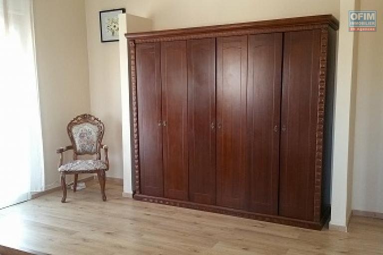 A louer une villa meubl&eacute;e &agrave; &eacute;tage de haut standing type F7 fra&icirc;chement construite au norme sise &agrave;  Ankadindravola &agrave; 5 mn de l'a&eacute;roport Ivato (NON DISPONIBLE)