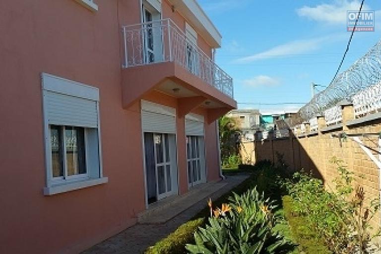 A louer une villa meubl&eacute;e &agrave; &eacute;tage de haut standing type F7 fra&icirc;chement construite au norme sise &agrave;  Ankadindravola &agrave; 5 mn de l'a&eacute;roport Ivato (NON DISPONIBLE)