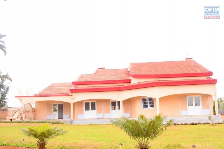 A vendre, une villa F5 sur 2500 m2 de terrain dans le quartier résidentiel de Talatamaty-Antananarivo