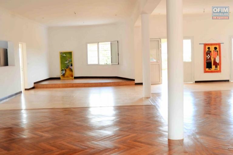 A vendre, une villa F5 sur 2500 m2 de terrain dans le quartier résidentiel de Talatamaty-Antananarivo