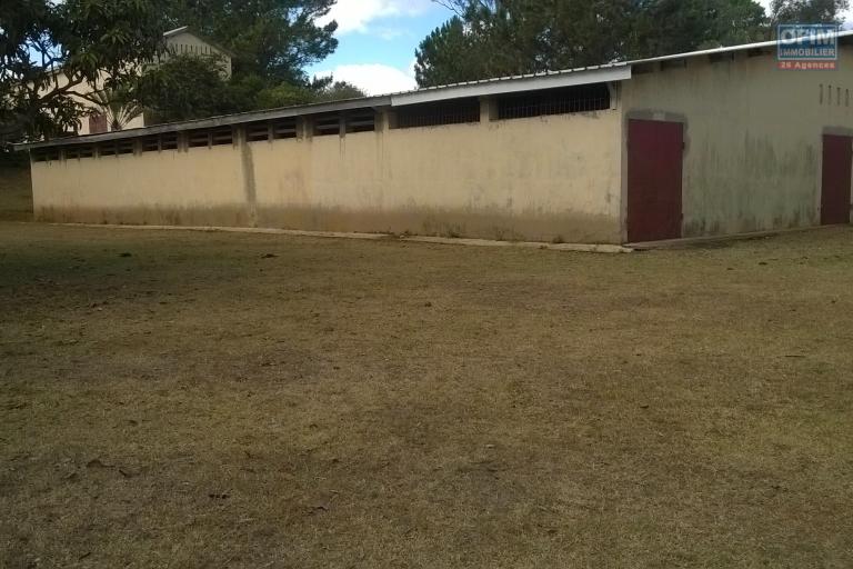 A vendre, un terrain de 4HA, arboré avec deux bâtis, en bord de route à Manandriana Ifasy - Antananarivo