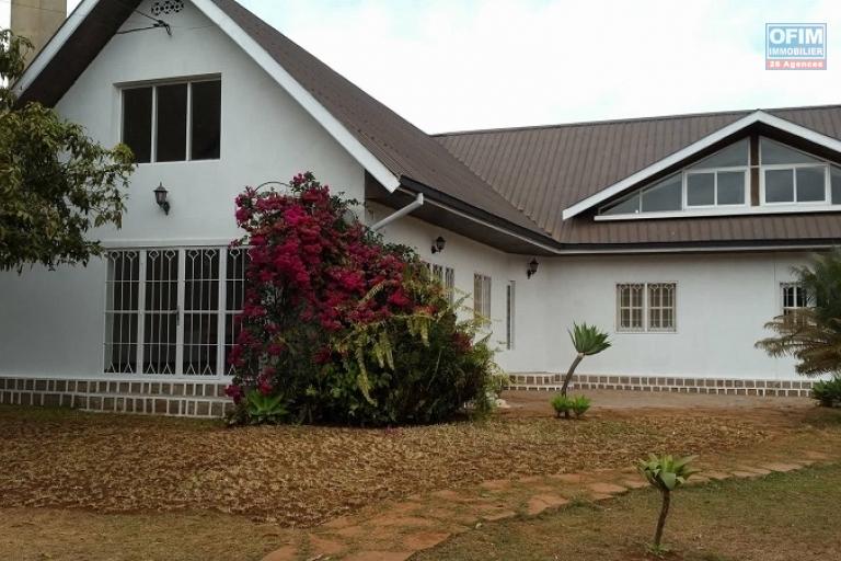 A louer une belle villa de type F5 dans une résidence sécurisée 7j/7/24h par une société de privée sise à Ambohibao à 3 mn de l'école primaire C française