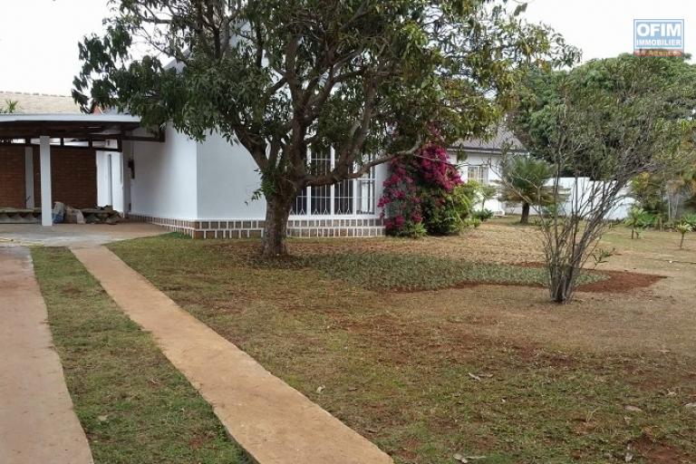 A louer une belle villa de type F5 dans une résidence sécurisée 7j/7/24h par une société de privée sise à Ambohibao à 3 mn de l'école primaire C française (NON DISPONIBLE)