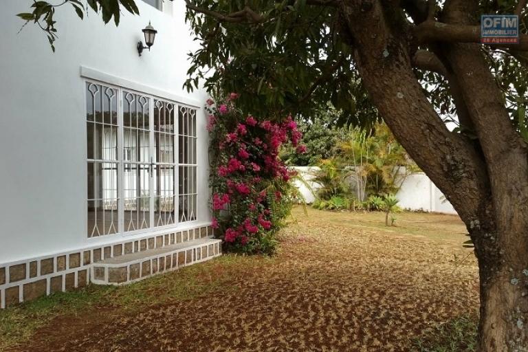 A louer une belle villa de type F5 dans une résidence sécurisée 7j/7/24h par une société de privée sise à Ambohibao à 3 mn de l'école primaire C française