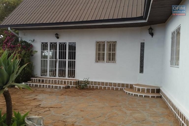 A louer une belle villa de type F5 dans une résidence sécurisée 7j/7/24h par une société de privée sise à Ambohibao à 3 mn de l'école primaire C française