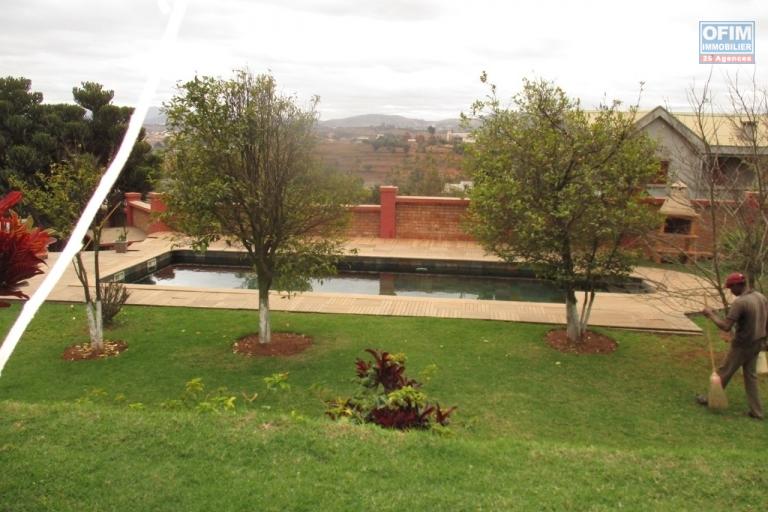 OFIM offre en location une villa F7 et F2  avec piscine à Ambohidratrimo