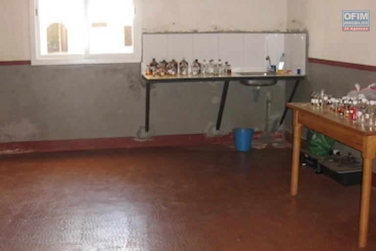 A louer un local professionnel avec un dépôt dans un endroit facile d'accès à Ambohibao.