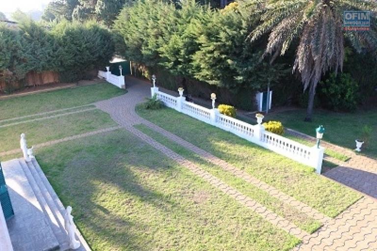 A louer une résidence prestigieuse de 41 pièces ,  verdoyante dans le quartier résidentiel d’Ambohibao, au bord du lac de avec piscine, avec une vue imprenable et à quelques minutes de l’aéroport. Idéale pour résidence des diplomates ou hôtellerie.