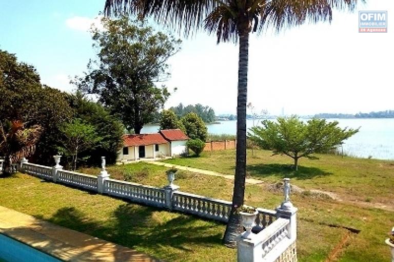 A louer une résidence prestigieuse de 41 pièces ,  verdoyante dans le quartier résidentiel d’Ambohibao, au bord du lac de avec piscine, avec une vue imprenable et à quelques minutes de l’aéroport. Idéale pour résidence des diplomates ou hôtellerie.