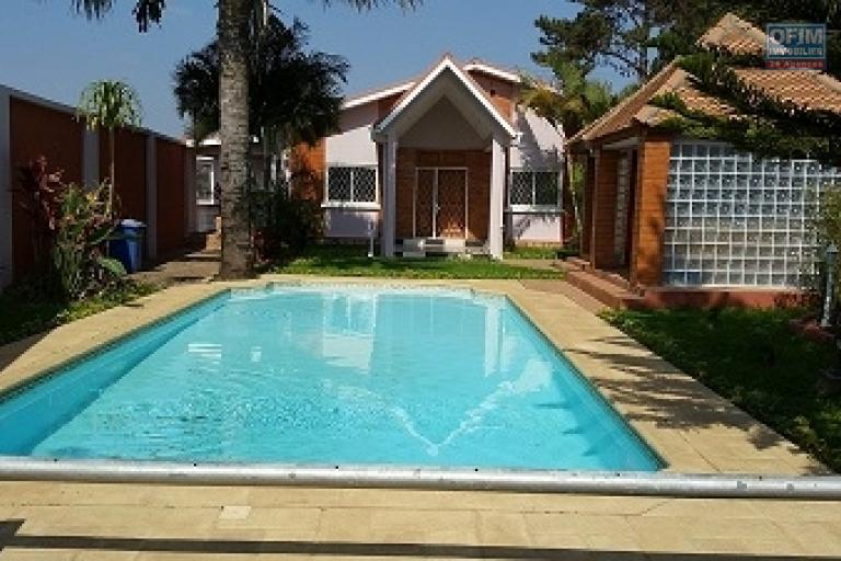 A louer une belle villa plain pied de type F6 avec piscine, bord du lac, pied dans l'eau dans un quartier résidentiel de Mandrosoa Ivato (NON DISPONIBLE)