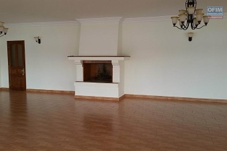 A louer une belle villa plain pied de type F6 avec piscine, bord du lac, pied dans l'eau dans un quartier résidentiel de Mandrosoa Ivato