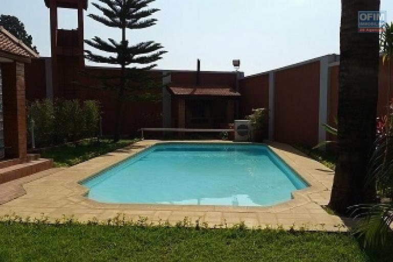 A louer une belle villa plain pied de type F6 avec piscine, bord du lac, pied dans l'eau dans un quartier résidentiel de Mandrosoa Ivato