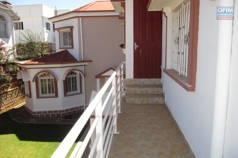 OFIM offre en location une villa F4 dans un lotissement à Ambatobe