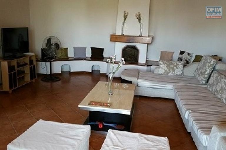 A louer une villa plain pied de type F5 meublée dans une résidence bien sécurisée sise à Ambohibao