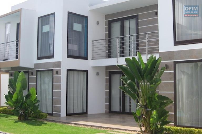 A louer une villa semi meublée , bien sécurisée et de haut standing F6  avec piscine dans un endroit calme à Talatamaty