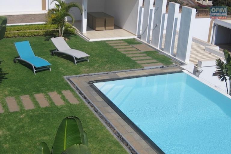 A louer une villa semi meublée , bien sécurisée et de haut standing F6  avec piscine dans un endroit calme à Talatamaty