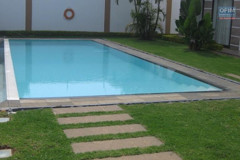 A louer une villa semi meublée , bien sécurisée et de haut standing F6  avec piscine dans un endroit calme à Talatamaty