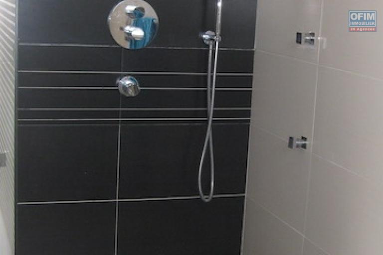 A louer une villa semi meublée , bien sécurisée et de haut standing F6  avec piscine dans un endroit calme à Talatamaty