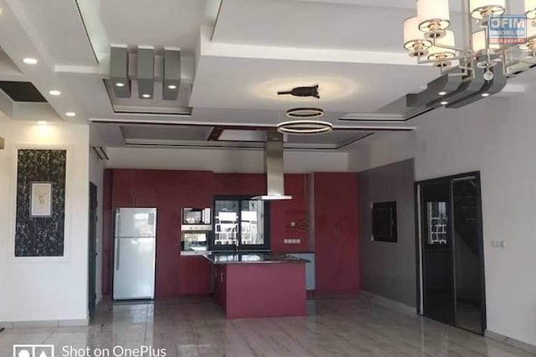 A vendre une villa F5 de standing neuve  avec 170 M2 habitable et vue magnifique  sur ivato. Contact Mr Jacky