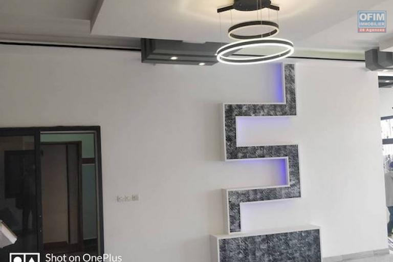 A vendre une villa F5 de standing neuve  avec 170 M2 habitable et vue magnifique  sur ivato. Contact Mr Jacky