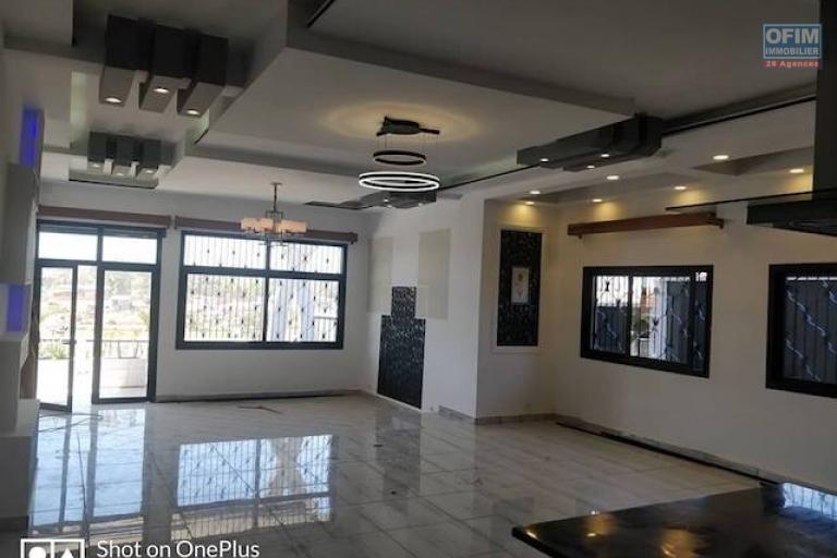 A vendre une villa F5 de standing neuve  avec 170 M2 habitable et vue magnifique  sur ivato. Contact Mr Jacky 034 02 443 04