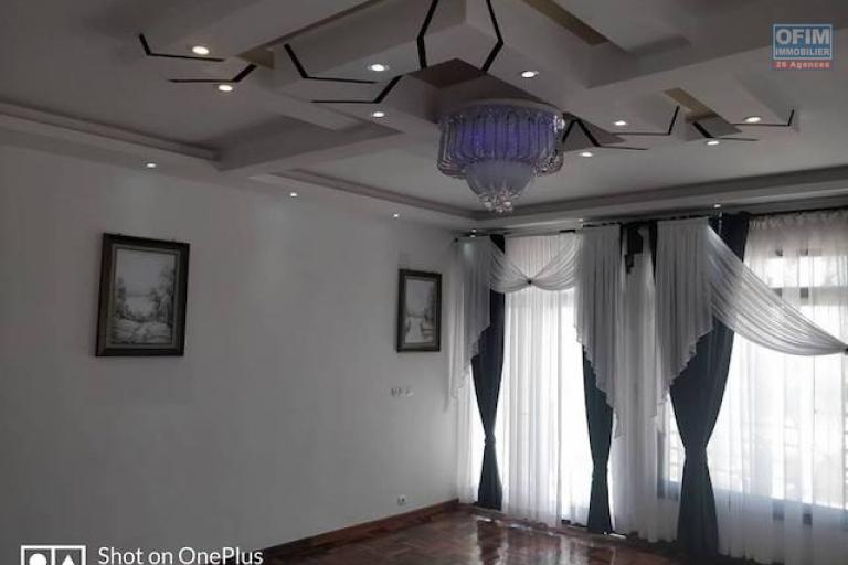 A vendre une villa F5 de standing neuve  avec 170 M2 habitable et vue magnifique  sur ivato. Contact Mr Jacky 034 02 443 04