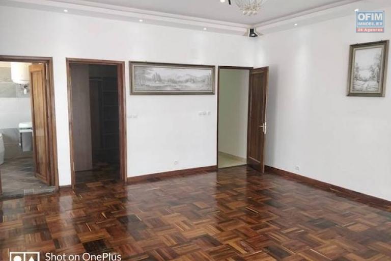 A vendre une villa F5 de standing neuve  avec 170 M2 habitable et vue magnifique  sur ivato. Contact Mr Jacky 034 02 443 04