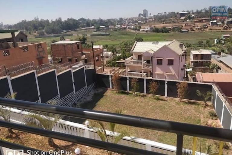 A vendre une villa F5 de standing neuve  avec 170 M2 habitable et vue magnifique  sur ivato. Contact Mr Jacky 034 02 443 04