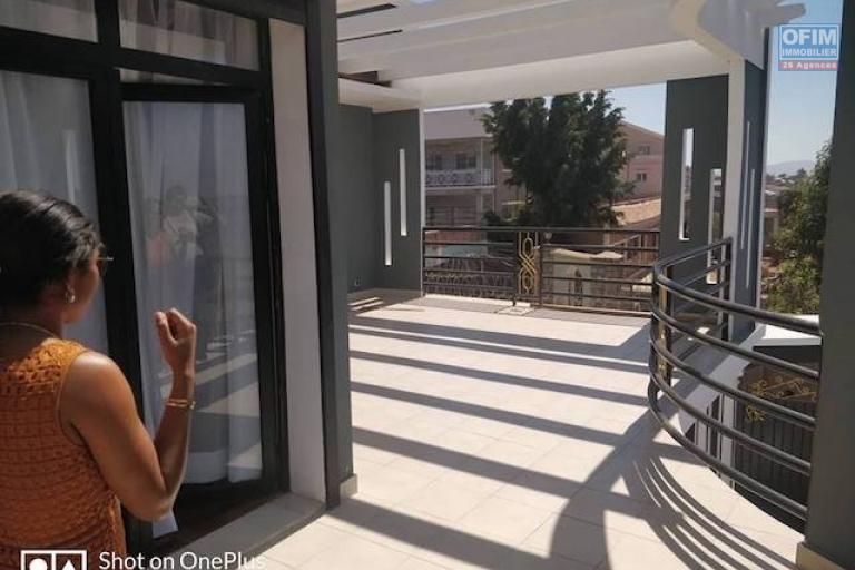 A vendre une villa F5 de standing neuve  avec 170 M2 habitable et vue magnifique  sur ivato