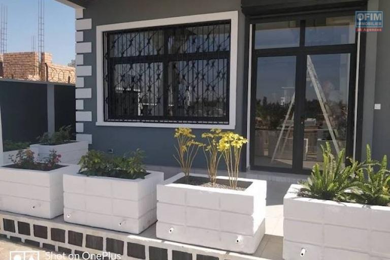 A vendre une villa F5 de standing neuve  avec 170 M2 habitable et vue magnifique  sur ivato. Contact Mr Jacky 034 02 443 04