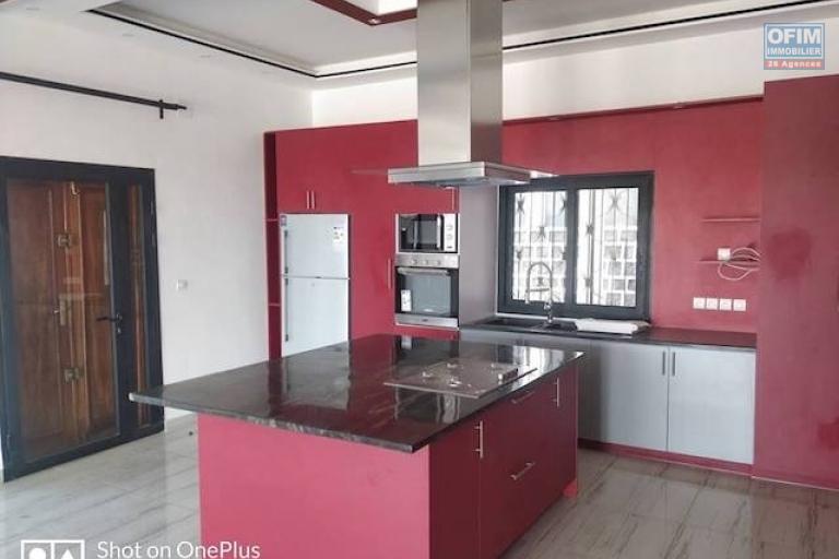 A vendre une villa F5 de standing neuve  avec 170 M2 habitable et vue magnifique  sur ivato. Contact Mr Jacky 034 02 443 04