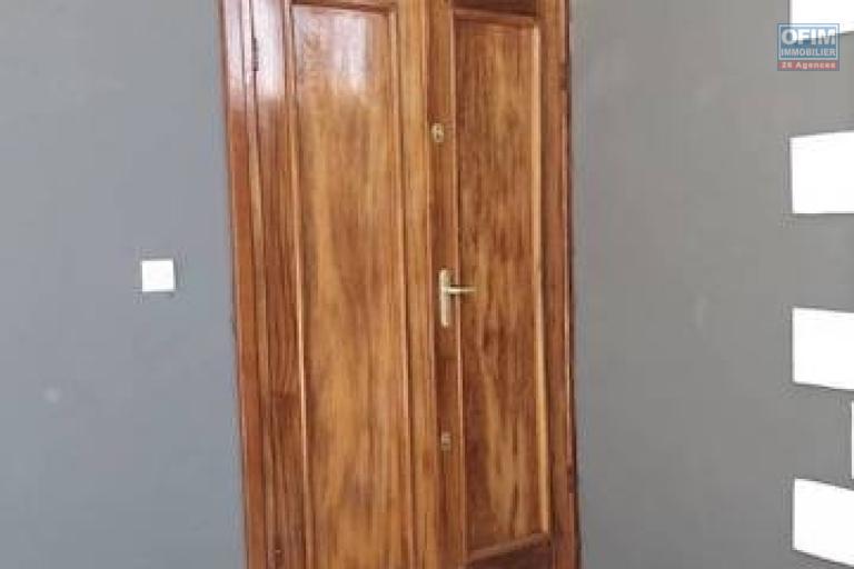 A vendre une villa F5 de standing neuve  avec 170 M2 habitable et vue magnifique  sur ivato. Contact Mr Jacky