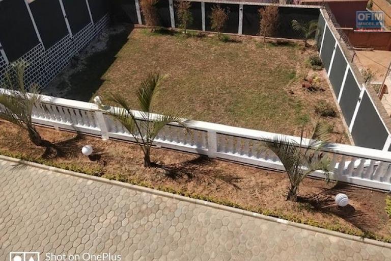 A vendre une villa F5 de standing neuve  avec 170 M2 habitable et vue magnifique  sur ivato. Contact Mr Jacky