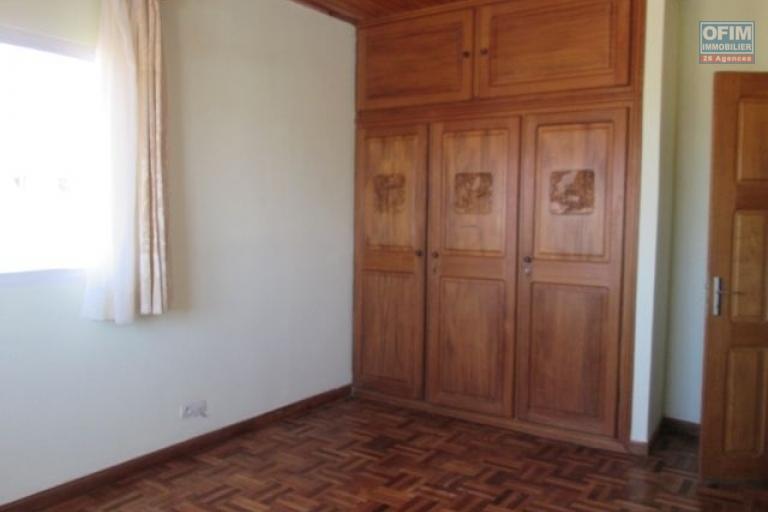 A louer une villa à étage F7 à Ambatobe Antananarivo