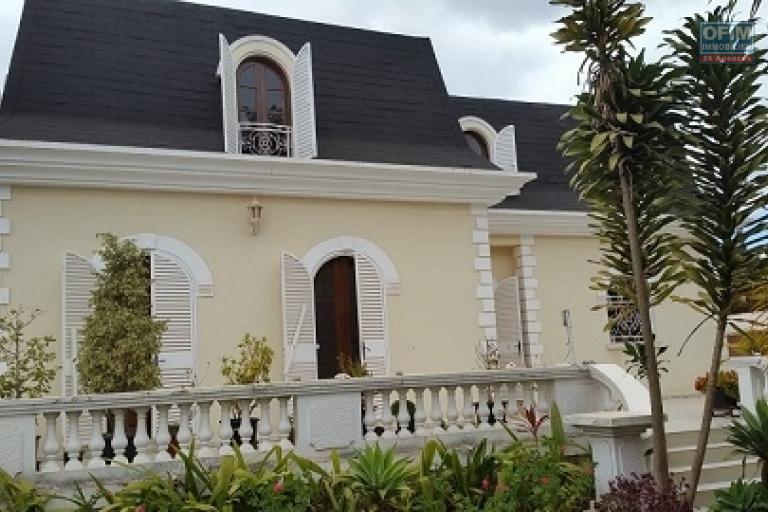 A louer une belle villa à étage de type F6 dans un quartier résidentiel à Antanetibe Ivato, à proximité de toutes les commodités et facile d'accès, 5 mn de l'aéroport
