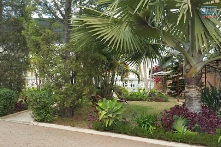 A louer une belle villa à étage de type F6 dans un quartier résidentiel à Antanetibe Ivato, à proximité de toutes les commodités et facile d'accès, 5 mn de l'aéroport (NON DISPONIBLE)