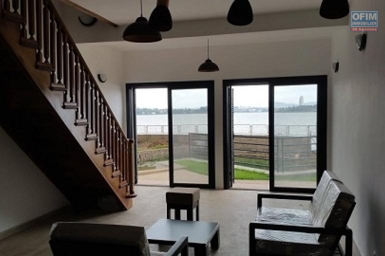 A saisir 3 appartements meublés en duplex fraîchement construites en location dans une résidence bien sécurisée bord du lac sis à Ambohibao à 3 mn de l'école primaire française C.