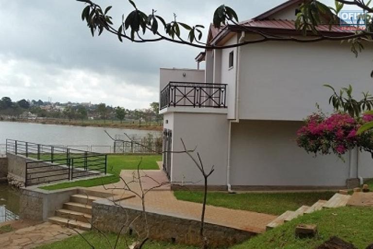 A saisir 3 appartements meublés en duplex fraîchement construites en location dans une résidence bien sécurisée bord du lac sis à Ambohibao à 3 mn de l'école primaire française C.