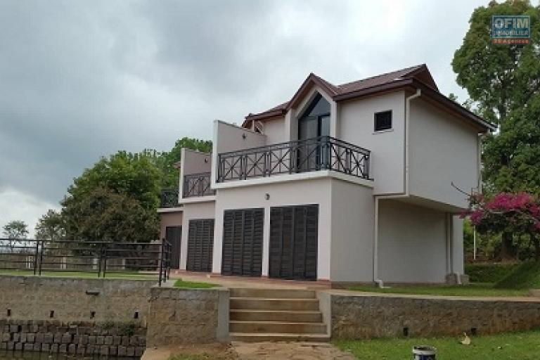 A saisir 3 appartements meublés en duplex fraîchement construites en location dans une résidence bien sécurisée bord du lac sis à Ambohibao à 3 mn de l'école primaire française C.