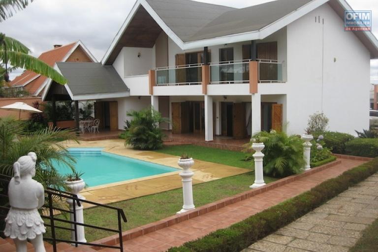 A louer une villa à étage F9 avec piscine se trouvant au bord de route à Ambohibao Ambohijanahary