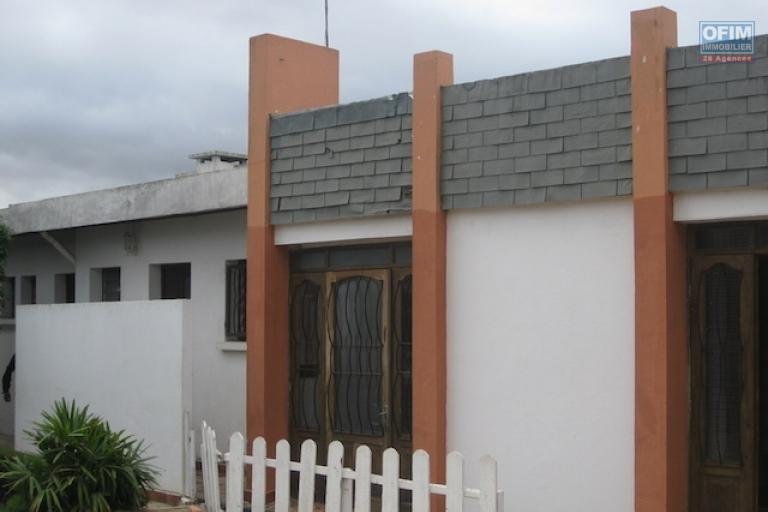 A louer une villa à étage F9 avec piscine se trouvant au bord de route à Ambohibao Ambohijanahary (NON DISPONIBLE)