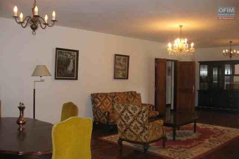 A louer une villa à étage F9 avec piscine se trouvant au bord de route à Ambohibao Ambohijanahary