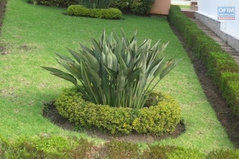 A louer une villa à étage F9 avec piscine se trouvant au bord de route à Ambohibao Ambohijanahary