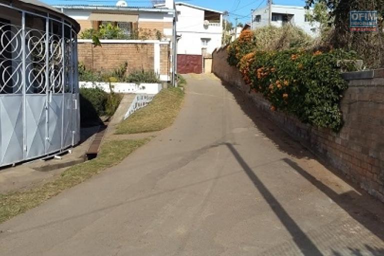 A louer une villa basse de type F4 dans une résidence cloturée bord de route principale sis à Androndra à 15 minutes du centre ville