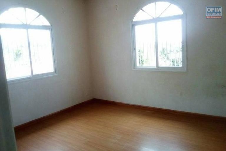 A louer un appartement T4 à l'étage d'une belle villa logée dans un endroit calme et bon voisinage à Andoharanofotsy