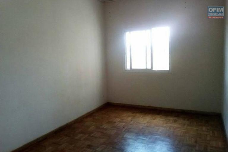A louer un appartement T4 à l'étage d'une belle villa logée dans un endroit calme et bon voisinage à Andoharanofotsy