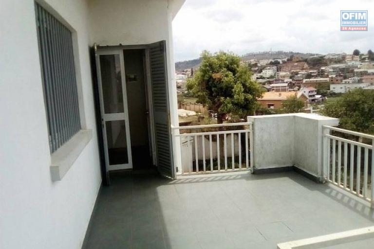 A louer un appartement T4 à l'étage d'une belle villa logée dans un endroit calme et bon voisinage à Andoharanofotsy